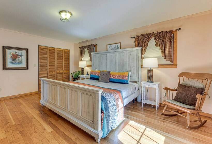 Peaceful Bryson City Cabin W/ Hot Tub & Deck!