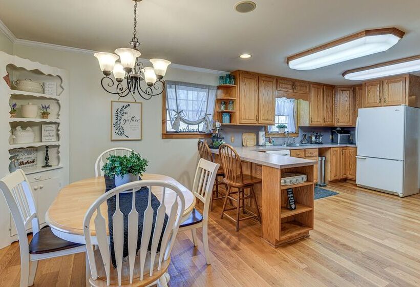 Peaceful Bryson City Cabin W/ Hot Tub & Deck!