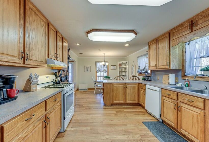 Peaceful Bryson City Cabin W/ Hot Tub & Deck!