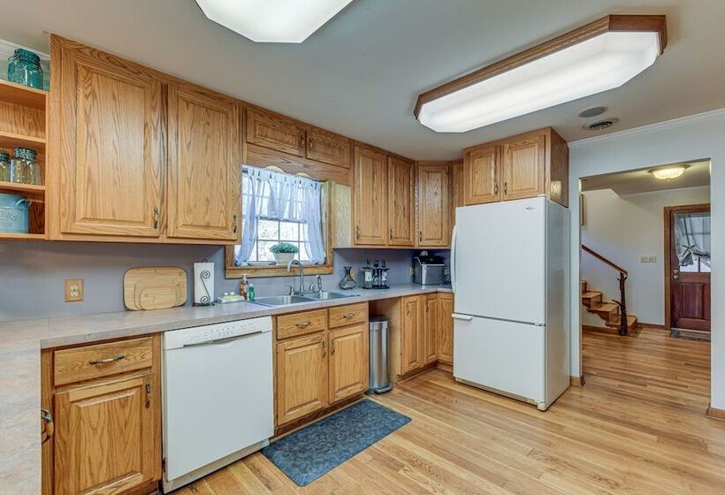 Peaceful Bryson City Cabin W/ Hot Tub & Deck!