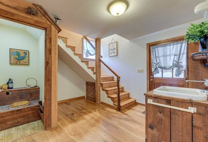 Peaceful Bryson City Cabin W/ Hot Tub & Deck!