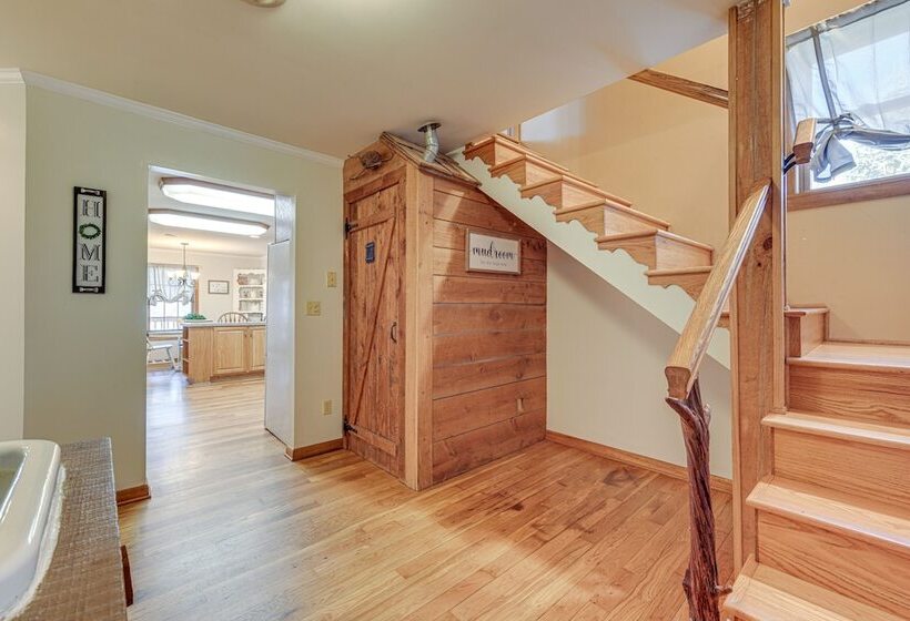 Peaceful Bryson City Cabin W/ Hot Tub & Deck!