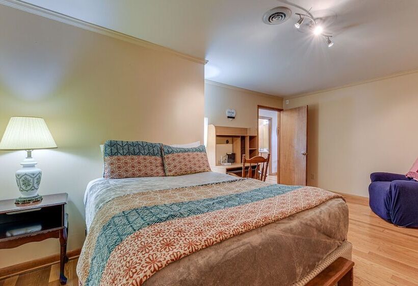 Peaceful Bryson City Cabin W/ Hot Tub & Deck!