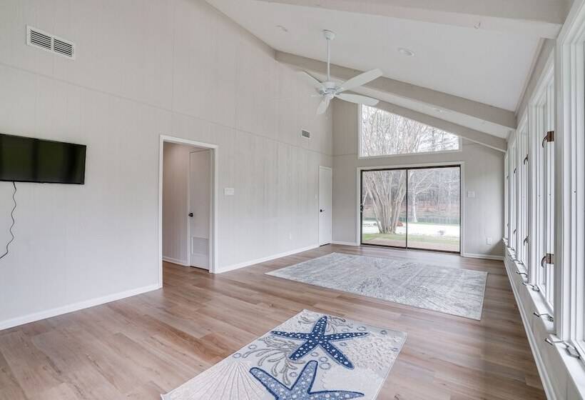 Peaceful Longview Home W/ Pond, 6 Mi To Downtown!