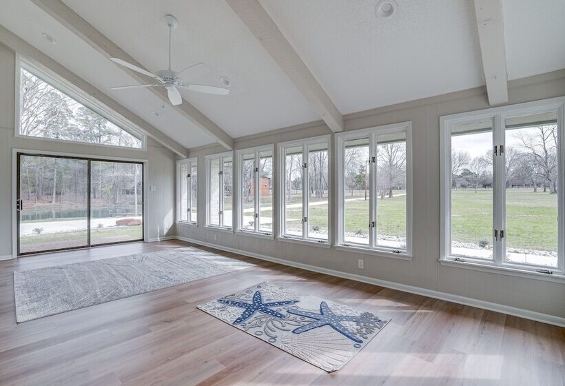 Peaceful Longview Home W/ Pond, 6 Mi To Downtown!