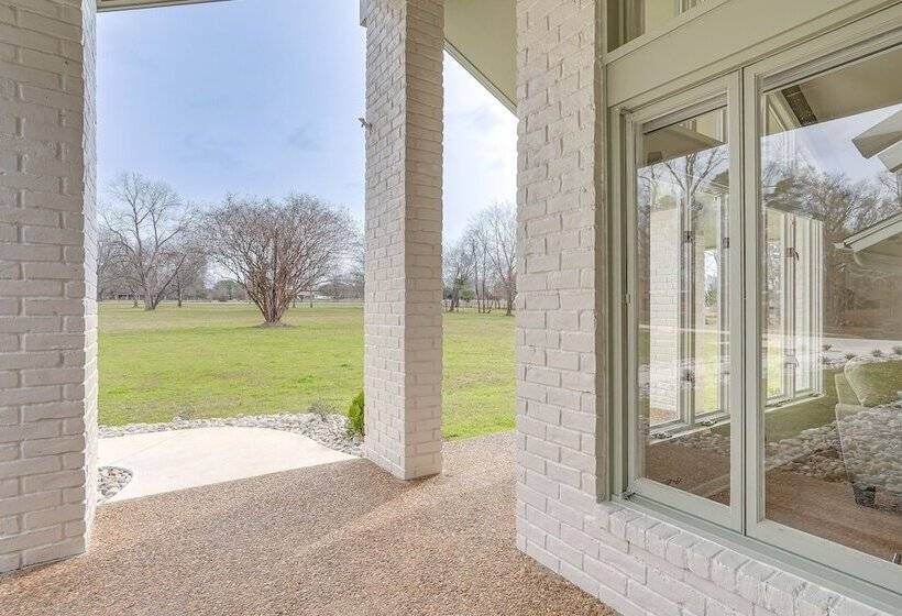 Peaceful Longview Home W/ Pond, 6 Mi To Downtown!