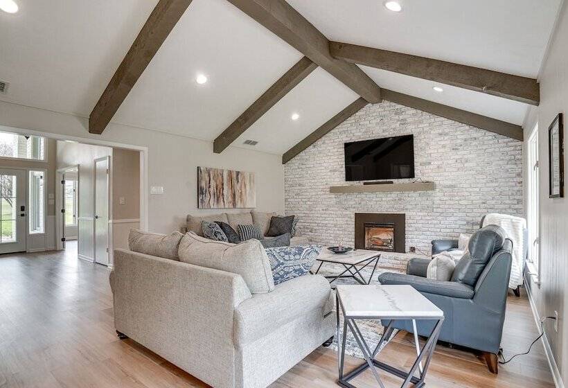 Peaceful Longview Home W/ Pond, 6 Mi To Downtown!