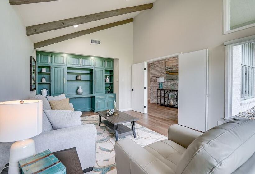 Peaceful Longview Home W/ Pond, 6 Mi To Downtown!