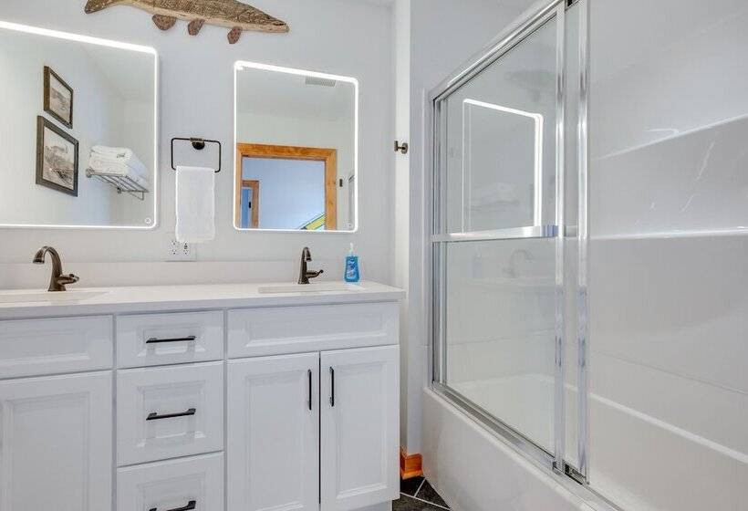 Pet Friendly Minocqua Home: Walk To Lake & Dining!