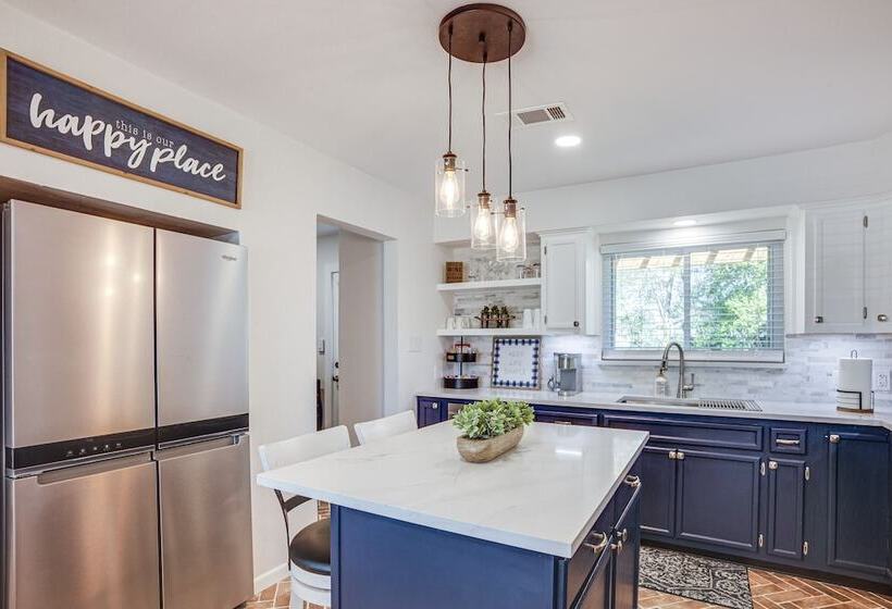 Pet Friendly Tomball Cottage: Steps To Downtown!