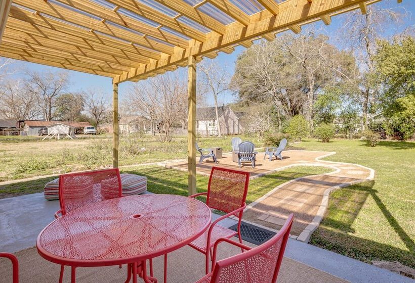Pet Friendly Tomball Cottage: Steps To Downtown!