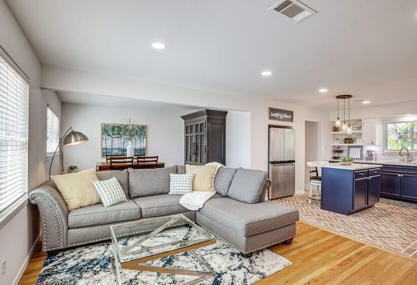 Pet Friendly Tomball Cottage: Steps To Downtown!