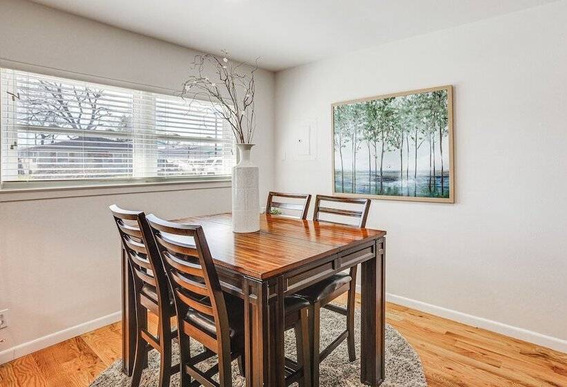 Pet Friendly Tomball Cottage: Steps To Downtown!