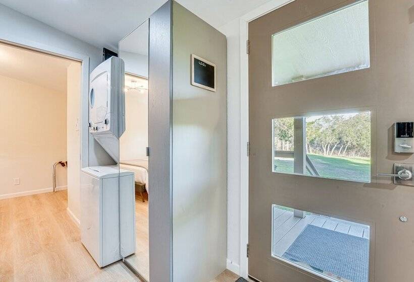 Near Majek Vineyard: Private Schulenburg Cabin