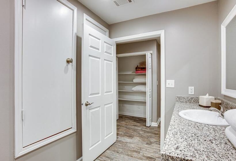 Quaint Montgomery Home < Half Mi To Lake Conroe!