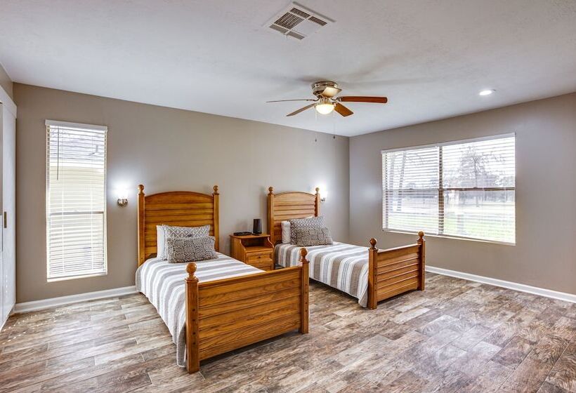 Quaint Montgomery Home < Half Mi To Lake Conroe!