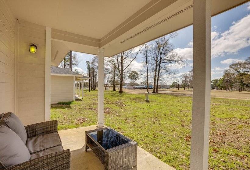 Quaint Montgomery Home < Half Mi To Lake Conroe!