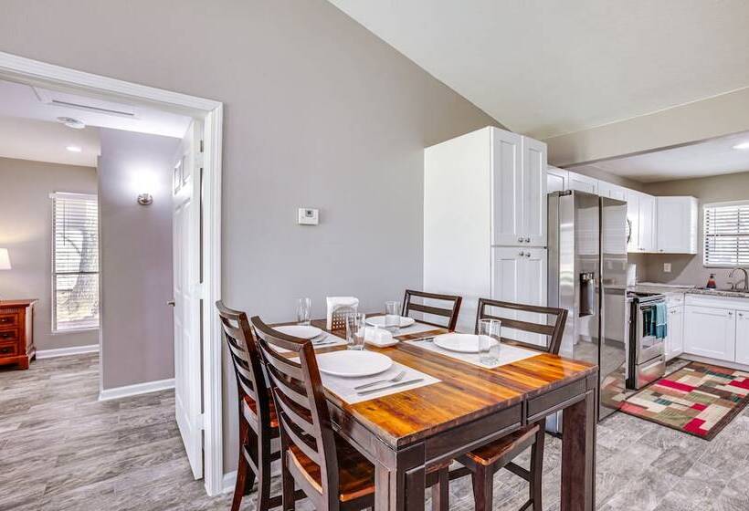 Quaint Montgomery Home < Half Mi To Lake Conroe!