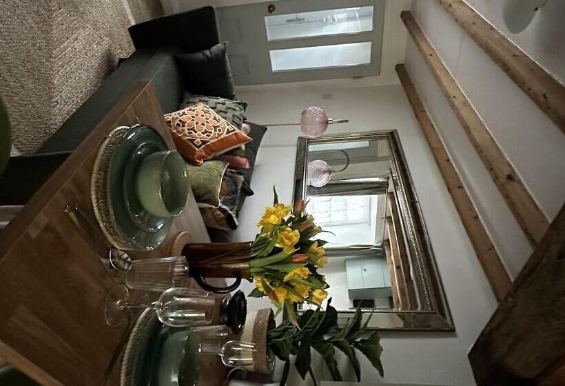 Remarkable 1 Bed Cotswolds Cottage In Finstock