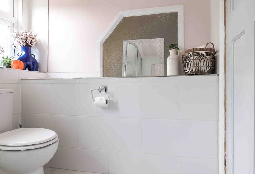 Remarkable 1 Bed Cotswolds Cottage In Finstock