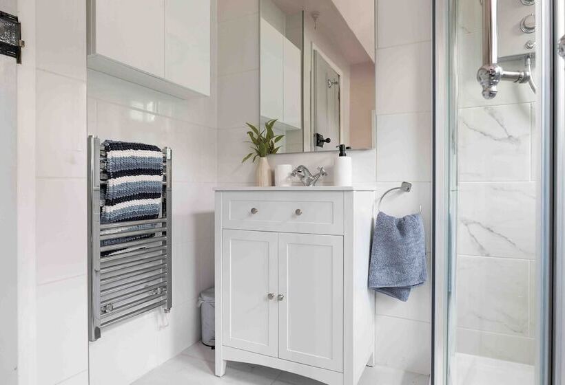 Remarkable 1 Bed Cotswolds Cottage In Finstock