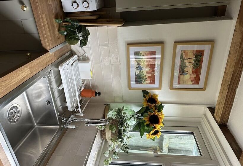 Remarkable 1 Bed Cotswolds Cottage In Finstock