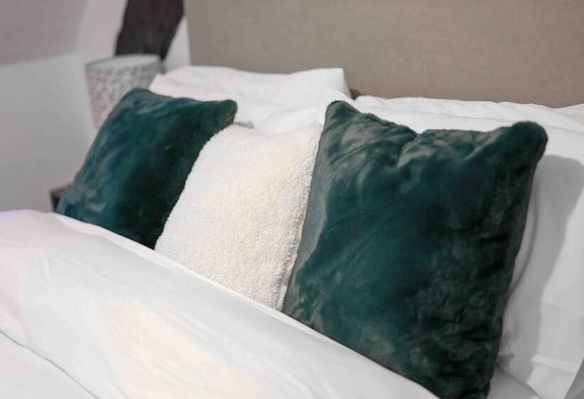 Remarkable 1 Bed Cotswolds Cottage In Finstock