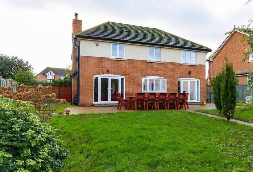 إقامة 4 Luxurious Executive Villa