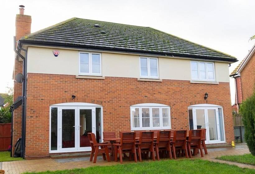 住所  4 Luxurious Executive Villa