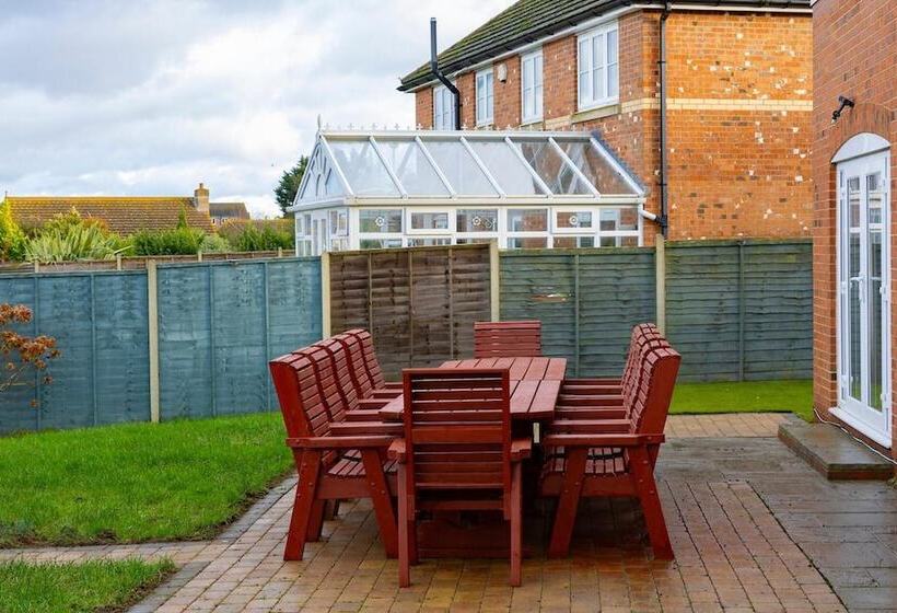 إقامة 4 Luxurious Executive Villa