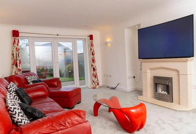 إقامة 4 Luxurious Executive Villa