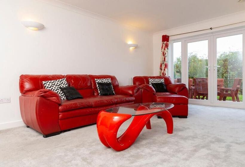 住所  4 Luxurious Executive Villa