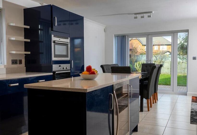 إقامة 4 Luxurious Executive Villa