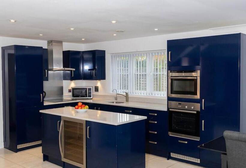 إقامة 4 Luxurious Executive Villa