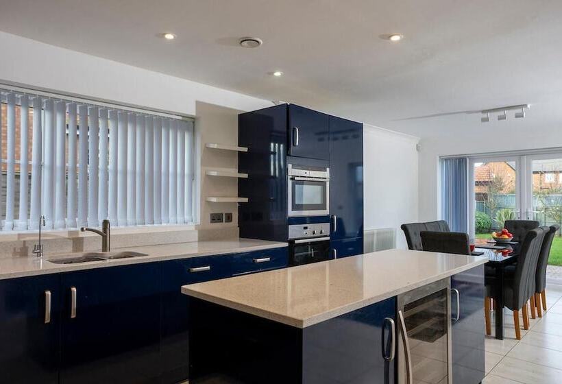 إقامة 4 Luxurious Executive Villa