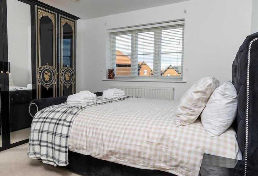 إقامة 4 Luxurious Executive Villa