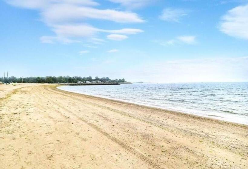 إقامة Black Rock Home   4 Bed   Jacuzzi Bath   Beach