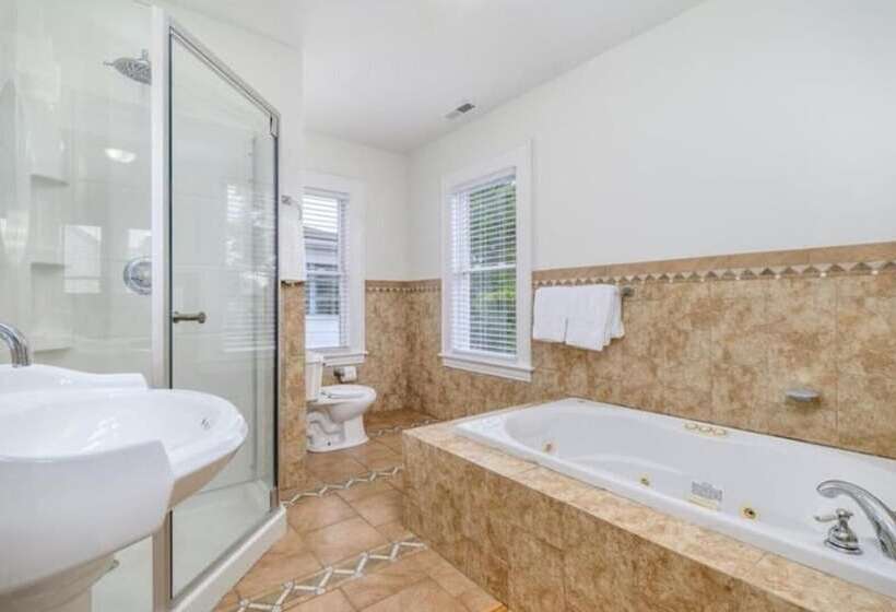 إقامة Black Rock Home   4 Bed   Jacuzzi Bath   Beach