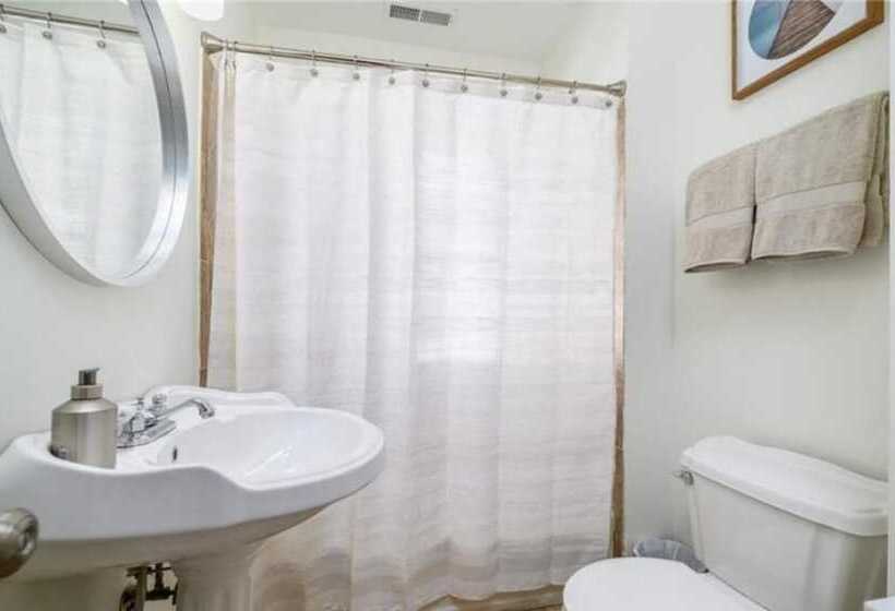 إقامة Black Rock Home   4 Bed   Jacuzzi Bath   Beach