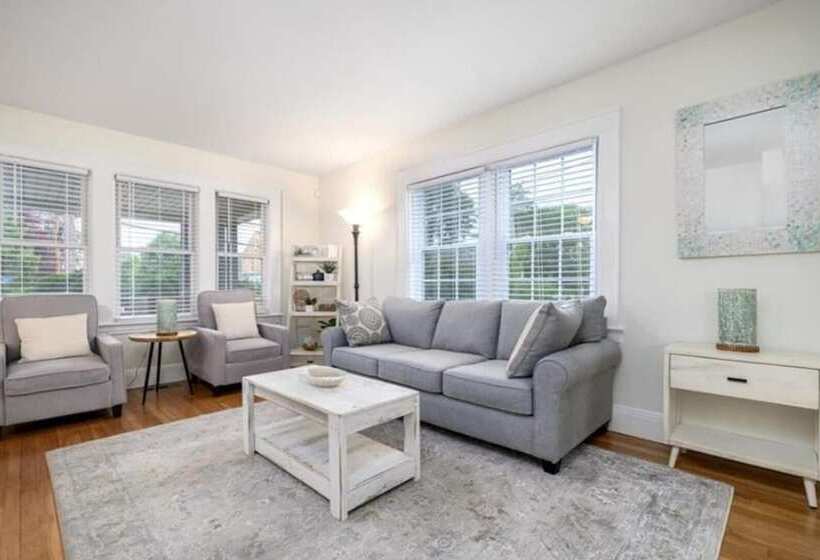 إقامة Black Rock Home   4 Bed   Jacuzzi Bath   Beach