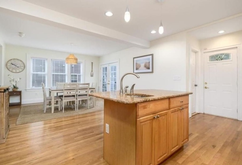 إقامة Black Rock Home   4 Bed   Jacuzzi Bath   Beach