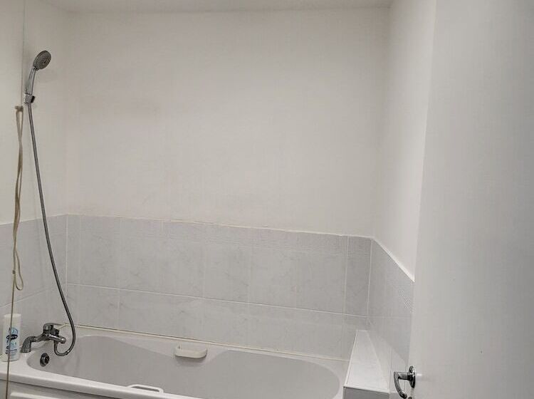 اقامتگاه Impeccable 4 Bed House In Leicester