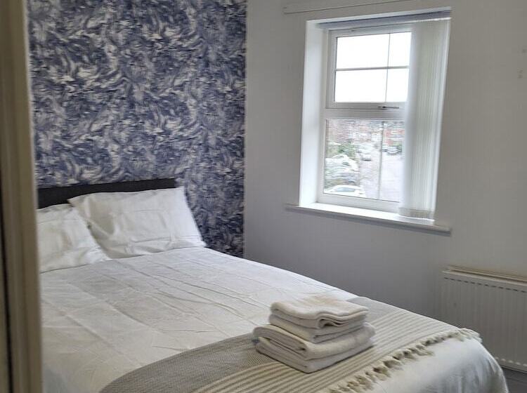 اقامتگاه Impeccable 4 Bed House In Leicester