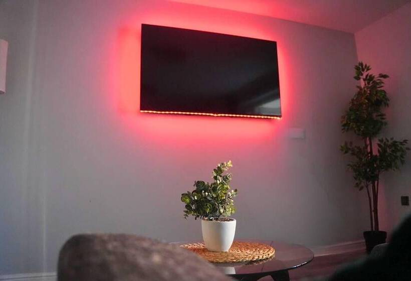 레지던스 Lovely 3 Bed House In Solihull