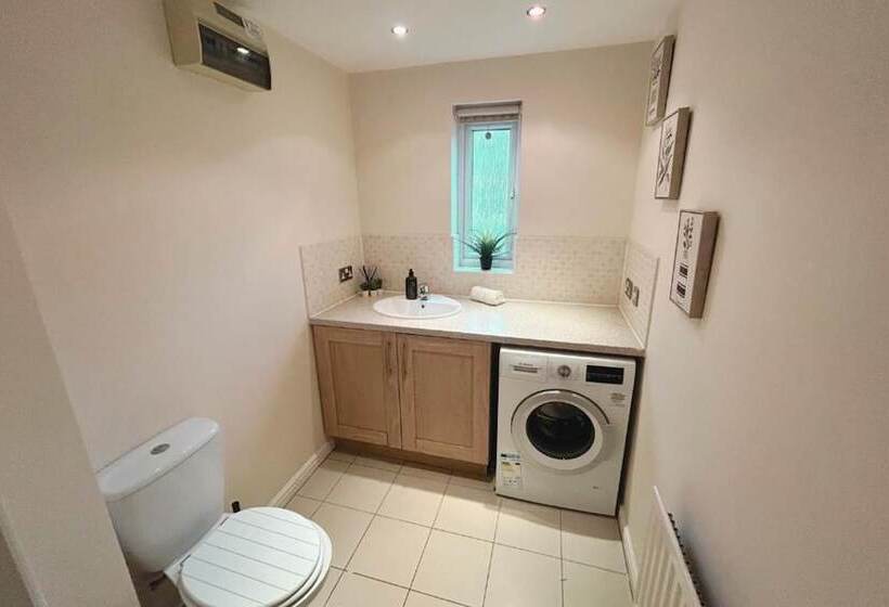 اقامتگاه Lovely 3 Bed House In Solihull