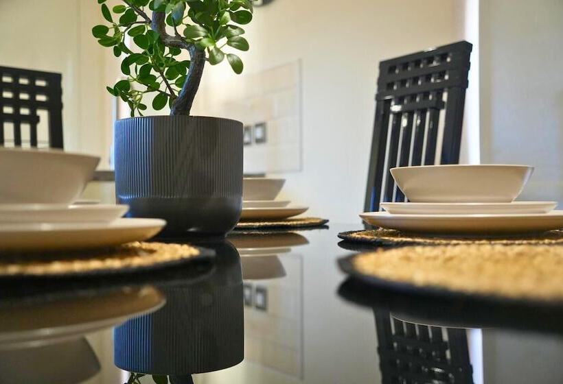 레지던스 Lovely 3 Bed House In Solihull