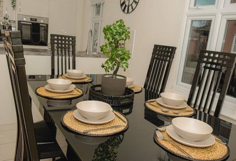 레지던스 Lovely 3 Bed House In Solihull