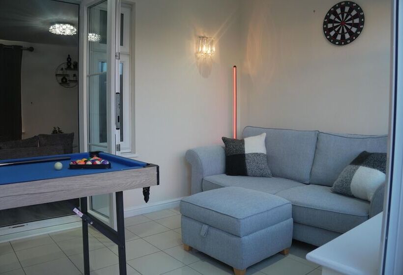 레지던스 Lovely 3 Bed House In Solihull