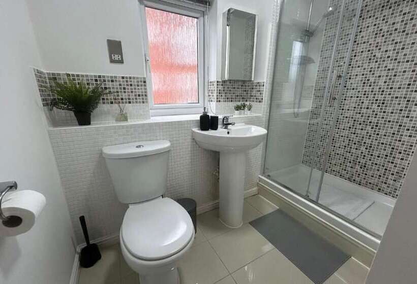 레지던스 Lovely 3 Bed House In Solihull