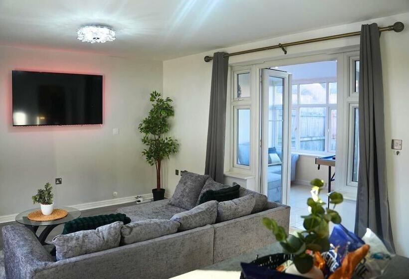 레지던스 Lovely 3 Bed House In Solihull